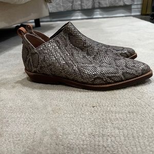 Gentle soles by Kenneth Cole ankle bootie